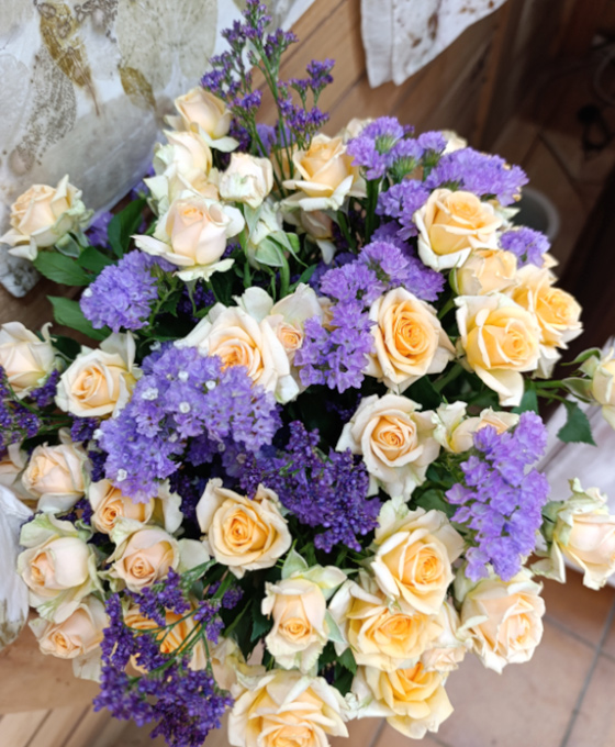 Ramo en tonos blancos y Morados